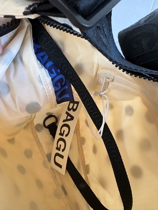 NWT BAGGU BAGGU Medium Nylon Crescent Bag -  Cream & Black Polka Dot - Picture 11 of 13